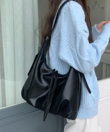 フェイクレザーラウンドショルダーバッグ/A4サイズ収納可