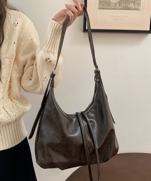yuue' ( wear )(ユーイ)の「フェイクレザーラウンドショルダーバッグ/A4サイズ収納可(ショルダーバッグ・レディース・ダークブラウン/ブラック・FREE)」の4枚目の写真