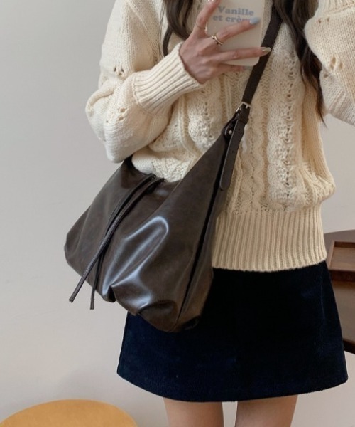 セール】フェイクレザーラウンドショルダーバッグ/A4サイズ収納可