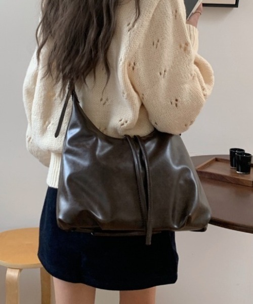 yuue' ( wear )(ユーイ)の「フェイクレザーラウンドショルダーバッグ/A4サイズ収納可(ショルダーバッグ・レディース・ダークブラウン/ブラック・FREE)」の6枚目の写真