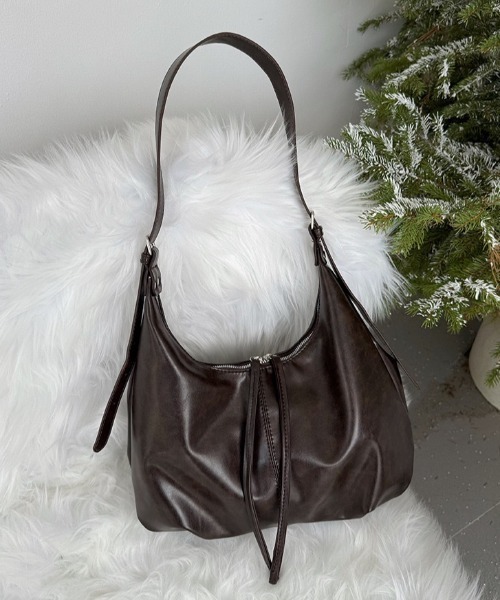 yuue' ( wear )(ユーイ)の「フェイクレザーラウンドショルダーバッグ/A4サイズ収納可(ショルダーバッグ・レディース・ダークブラウン/ブラック・FREE)」の8枚目の写真