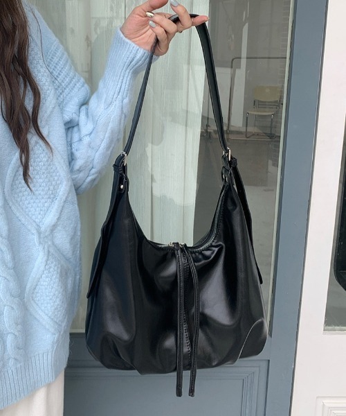 yuue' ( wear )(ユーイ)の「フェイクレザーラウンドショルダーバッグ/A4サイズ収納可(ショルダーバッグ・レディース・ダークブラウン/ブラック・FREE)」の12枚目の写真