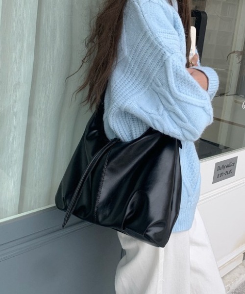 yuue' ( wear )(ユーイ)の「フェイクレザーラウンドショルダーバッグ/A4サイズ収納可(ショルダーバッグ・レディース・ダークブラウン/ブラック・FREE)」の14枚目の写真