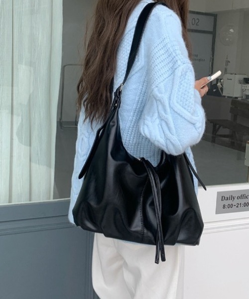 yuue' ( wear )(ユーイ)の「フェイクレザーラウンドショルダーバッグ/A4サイズ収納可(ショルダーバッグ・レディース・ダークブラウン/ブラック・FREE)」の13枚目の写真