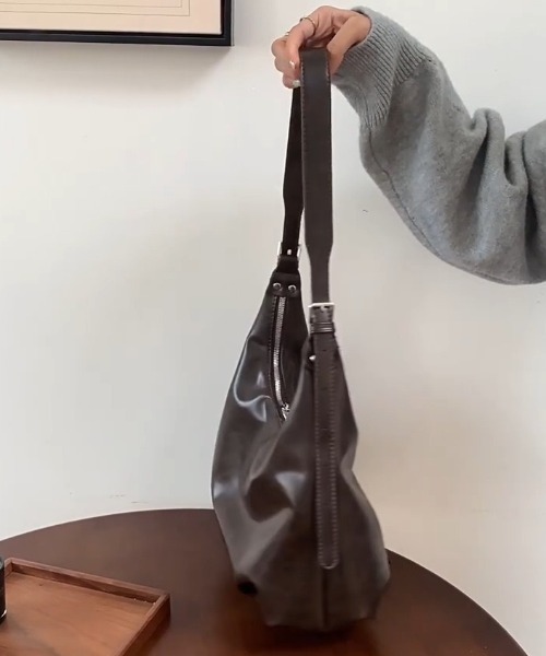 yuue' ( wear )(ユーイ)の「フェイクレザーラウンドショルダーバッグ/A4サイズ収納可(ショルダーバッグ・レディース・ダークブラウン/ブラック・FREE)」の9枚目の写真