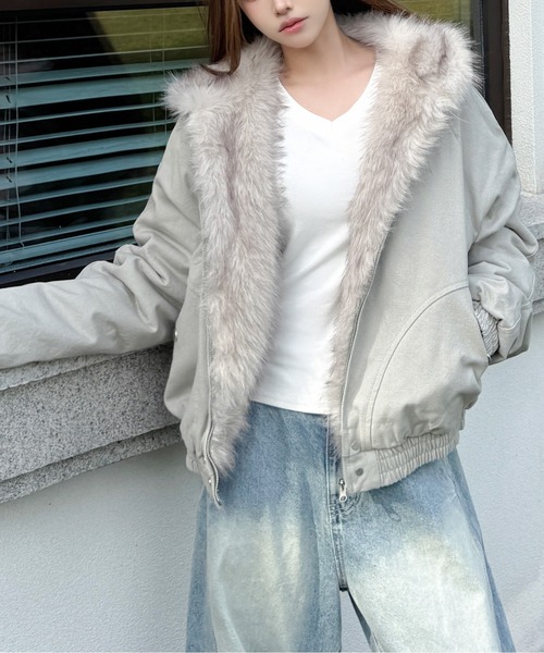 AMAJI(アマジ)の「フード付きエコファーワークブルゾン(ブルゾン・レディース・ライトグレー/ブラック・MEDIUM/LARGE)」の11枚目の写真