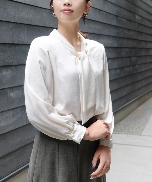 STRAWBERRY-FIELDS（ストロベリーフィールズ）の「ロイヤルヴィンテージサテン_ヴィンテージサテンボウタイブラウス（シャツ/ブラウス・レディース・ネイビー/ピンク系その他/オフホワイト・2）」の2枚目の写真