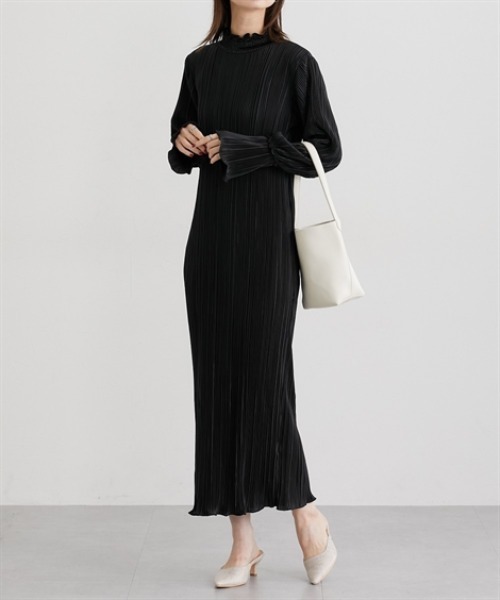 nissen（ニッセン）の「プリーツキャンディスリーブマキシワンピース（ワンピース・レディース・グレイッシュベージュ/ブラック/ブルー・M/L）」の2枚目の写真