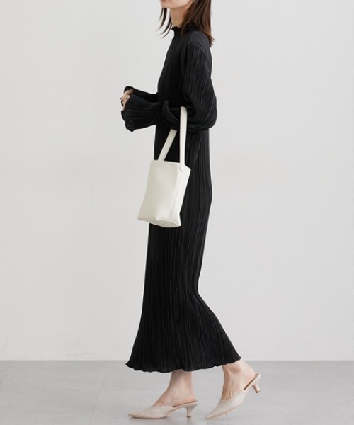 nissen（ニッセン）の「プリーツキャンディスリーブマキシワンピース（ワンピース・レディース・グレイッシュベージュ/ブラック/ブルー・M/L）」の17枚目の写真