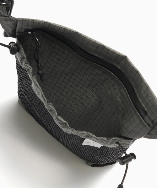 WISM(ウィズム)の「CAYL / ケイル SEORAK 3(ショルダーバッグ・メンズ・ブラック/チャコールグレー・FREE)」の7枚目の写真