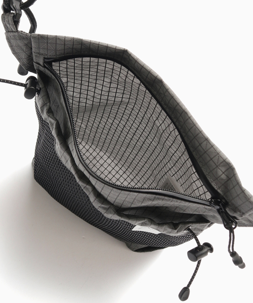 WISM(ウィズム)の「CAYL / ケイル SEORAK 3(ショルダーバッグ・メンズ・ブラック/チャコールグレー・FREE)」の8枚目の写真