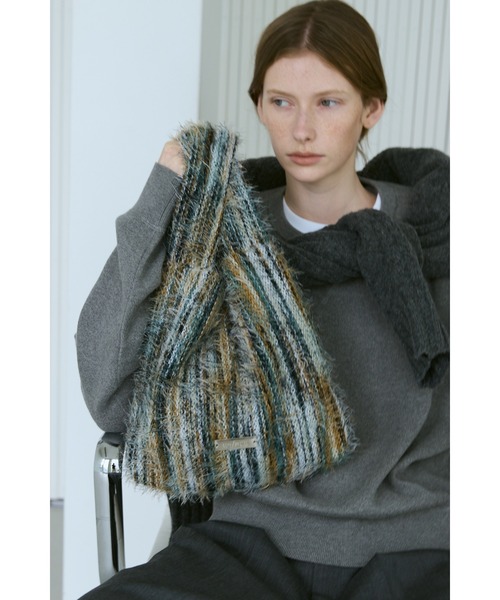 un/neu（アンノイ）の「マルチストライプファーニットバッグ / 500mlペットボトル収納可能（ハンドバッグ・レディース・ピンク/グリーン/ブルー・FREE）」の9枚目の写真