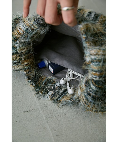 un/neu（アンノイ）の「マルチストライプファーニットバッグ / 500mlペットボトル収納可能（ハンドバッグ・レディース・ピンク/グリーン/ブルー・FREE）」の6枚目の写真