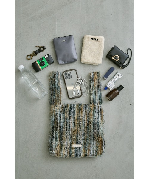 un/neu（アンノイ）の「マルチストライプファーニットバッグ / 500mlペットボトル収納可能（ハンドバッグ・レディース・ピンク/グリーン/ブルー・FREE）」の4枚目の写真