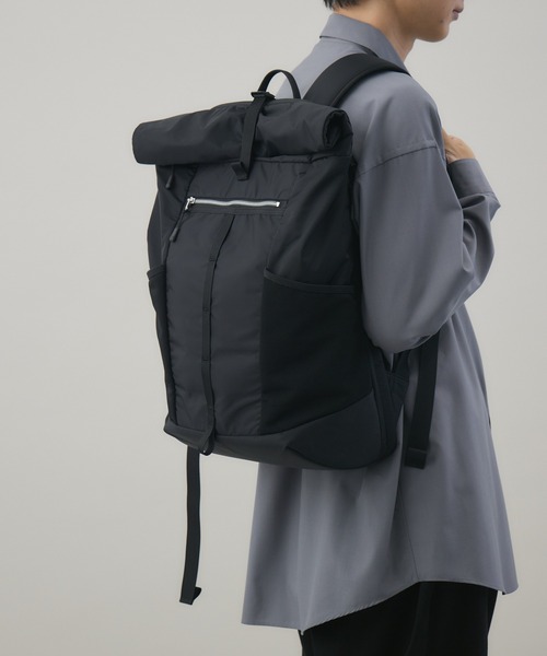kuros'（クロス）の「【kuros’オリジナル】高密度織ナイロンロールトップリュック 豊岡産（バックパック/リュック・レディース・ブラック・FREE）」の3枚目の写真
