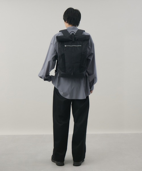 kuros'（クロス）の「【kuros’オリジナル】高密度織ナイロンロールトップリュック 豊岡産（バックパック/リュック・レディース・ブラック・FREE）」の4枚目の写真