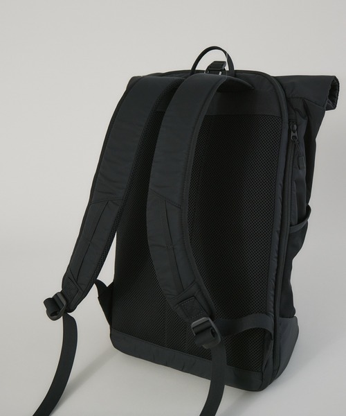 kuros'（クロス）の「【kuros’オリジナル】高密度織ナイロンロールトップリュック 豊岡産（バックパック/リュック・レディース・ブラック・FREE）」の10枚目の写真