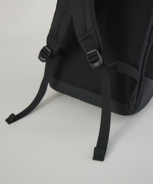 kuros'（クロス）の「【kuros’オリジナル】高密度織ナイロンロールトップリュック 豊岡産（バックパック/リュック・レディース・ブラック・FREE）」の11枚目の写真