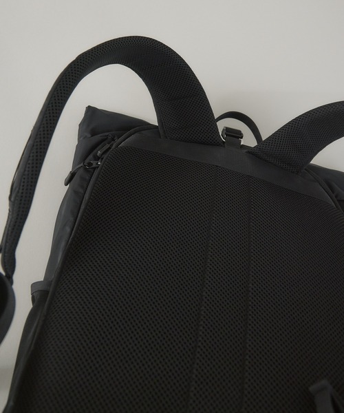 kuros'（クロス）の「【kuros’オリジナル】高密度織ナイロンロールトップリュック 豊岡産（バックパック/リュック・レディース・ブラック・FREE）」の12枚目の写真