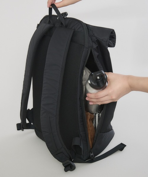 kuros'（クロス）の「【kuros’オリジナル】高密度織ナイロンロールトップリュック 豊岡産（バックパック/リュック・レディース・ブラック・FREE）」の15枚目の写真