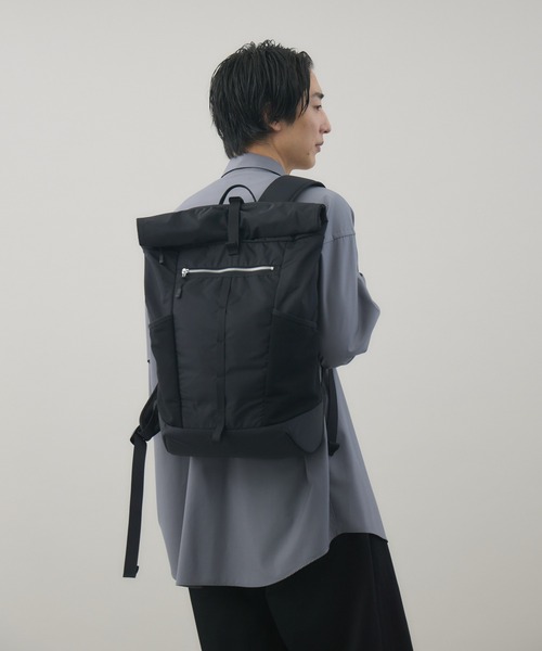 kuros'（クロス）の「【kuros’オリジナル】高密度織ナイロンロールトップリュック 豊岡産（バックパック/リュック・レディース・ブラック・FREE）」の5枚目の写真