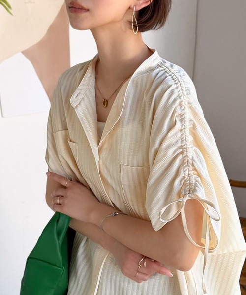 classicalelf（クラシカルエルフ）の「【接触冷感・吸水速乾・UVカット・防シワ機能付き】視線を引き寄せる。ドビーストライプ肩ギャザー袖ドロストダブルポケットスキッパーブラウス（半袖）（シャツ/ブラウス・レディース・アイボリー/ブラウン系1/ブラック系1・X-LARGE/SMALL/LARGE/MEDIUM）」の6枚目の写真