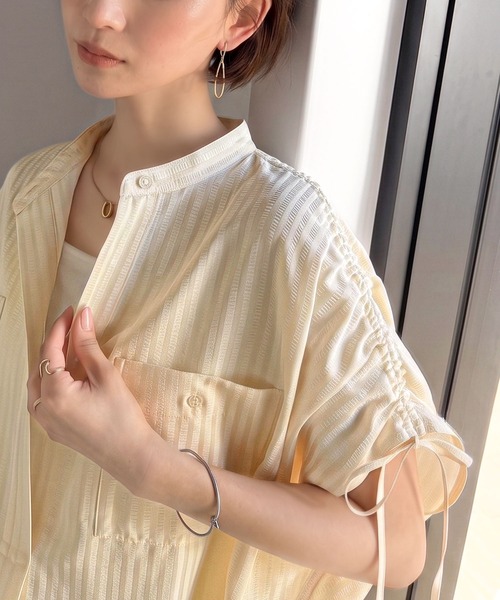 classicalelf（クラシカルエルフ）の「【接触冷感・吸水速乾・UVカット・防シワ機能付き】視線を引き寄せる。ドビーストライプ肩ギャザー袖ドロストダブルポケットスキッパーブラウス（半袖）（シャツ/ブラウス・レディース・アイボリー/ブラウン系1/ブラック系1・X-LARGE/SMALL/LARGE/MEDIUM）」の4枚目の写真