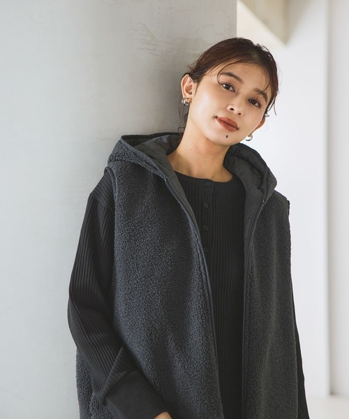 studio CLIP（スタディオクリップ）の「リバーシブルキルトボアベスト（ベスト・レディース・アイボリー/スモーク/モカ・FREE）」の4枚目の写真