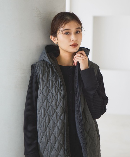 studio CLIP（スタディオクリップ）の「リバーシブルキルトボアベスト（ベスト・レディース・アイボリー/スモーク/モカ・FREE）」の7枚目の写真