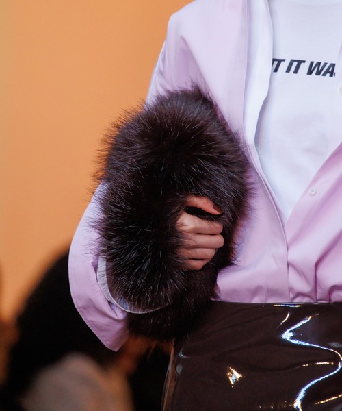 MSGM(エムエスジーエム)の「Faux Fur Clutch Bag ー Brown(クラッチバッグ・レディース・ブラウン・ONE SIZE)」の11枚目の写真