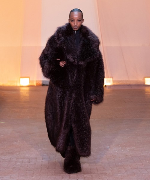 MSGM(エムエスジーエム)の「Faux Fur Clutch Bag ー Brown(クラッチバッグ・レディース・ブラウン・ONE SIZE)」の8枚目の写真