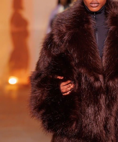 MSGM(エムエスジーエム)の「Faux Fur Clutch Bag ー Brown(クラッチバッグ・レディース・ブラウン・ONE SIZE)」の9枚目の写真