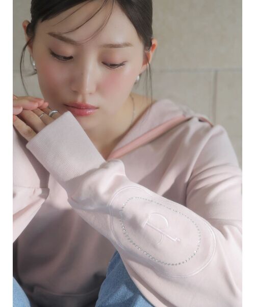 dazzlin（ダズリン）の「【吉田朱里】ストーンアートハーフジップフーディ（パーカー・レディース・ピンク/グレー/ブラック・FREE）」の8枚目の写真