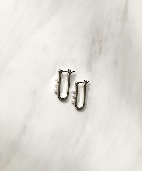 TIMELESS&THREE(タイムレスアンドスリー)の「Uシェイプパールモチーフピアス(ピアス(両耳用)・レディース・ゴールド/シルバー・FREE)」の1枚目の写真