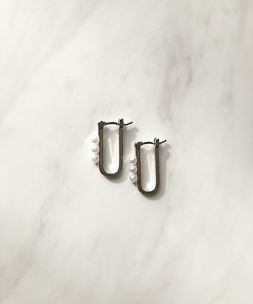 TIMELESS&THREE(タイムレスアンドスリー)の「Uシェイプパールモチーフピアス(ピアス(両耳用)・レディース・ゴールド/シルバー・FREE)」の3枚目の写真