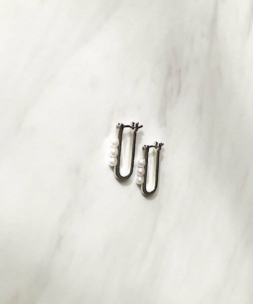 TIMELESS&THREE(タイムレスアンドスリー)の「Uシェイプパールモチーフピアス(ピアス(両耳用)・レディース・ゴールド/シルバー・FREE)」の4枚目の写真