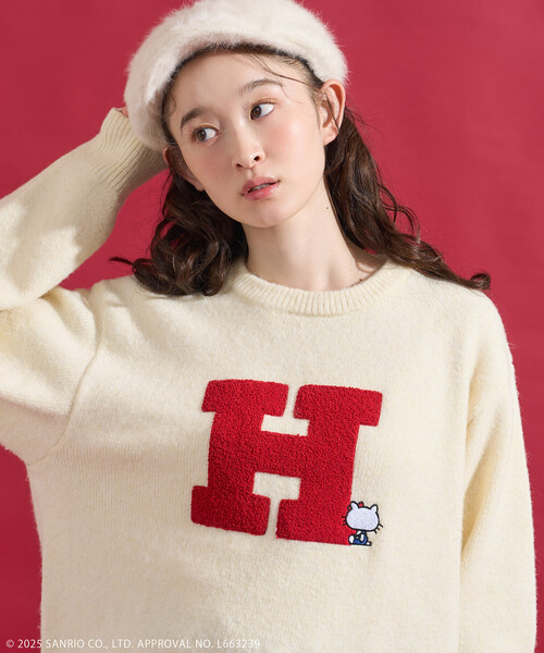 FREAK'S STORE(フリークスストア)の「SANRIO/サンリオ 「HELLO KITTY」 サガラ刺繍 イニシャル ニット(ニット/セーター・レディース・ネイビー/レッド/ホワイト・FREE)」の1枚目の写真