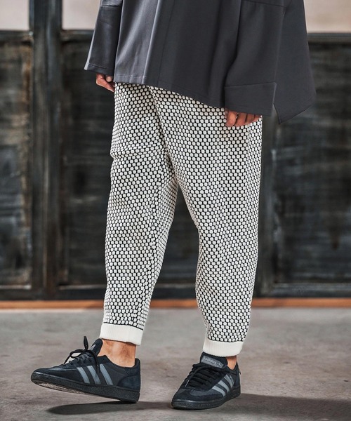 ANGENEHM(アンゲネーム)の「mp14454-Light yarn color scheme waffle knit pants ニットパンツ(AG03-050ace)(その他パンツ・メンズ・チャコールグレー×ブラック/ベージュ系その他/ホワイト×ブラック・L/M/S)」の2枚目の写真