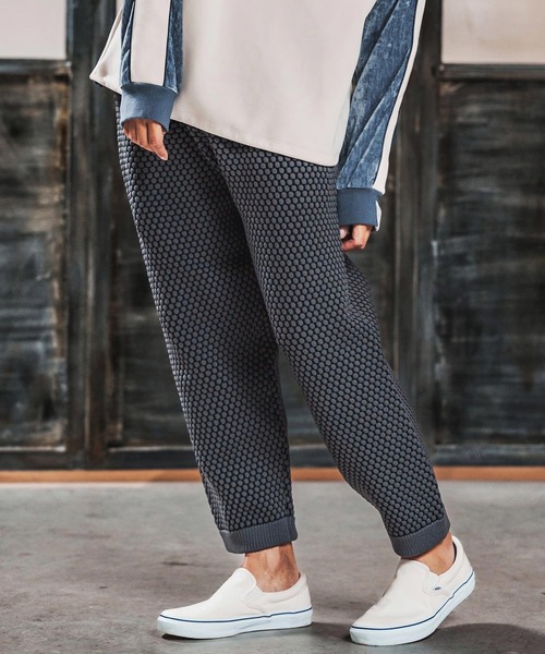 ANGENEHM(アンゲネーム)の「mp14454-Light yarn color scheme waffle knit pants ニットパンツ(AG03-050ace)(その他パンツ・メンズ・チャコールグレー×ブラック/ベージュ系その他/ホワイト×ブラック・L/M/S)」の3枚目の写真