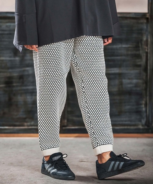 ANGENEHM(アンゲネーム)の「mp14454-Light yarn color scheme waffle knit pants ニットパンツ(AG03-050ace)(その他パンツ・メンズ・チャコールグレー×ブラック/ベージュ系その他/ホワイト×ブラック・L/M/S)」の9枚目の写真