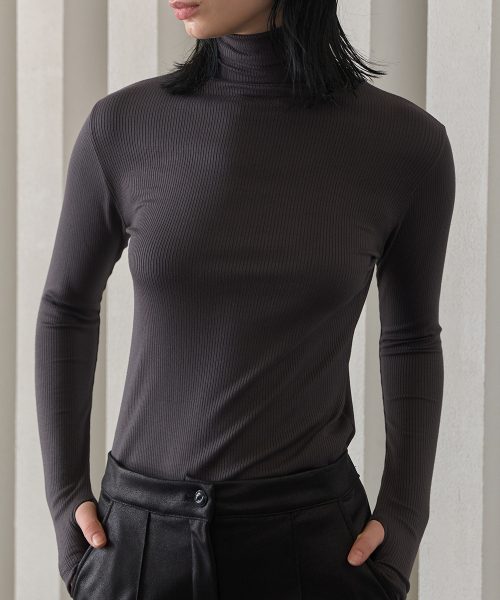 320SHOWROOM(320ショールーム)の「Modal Span Hand Warmer Turtleneck Charcoal(Tシャツ/カットソー・レディース・チャコール・FREE)」の2枚目の写真