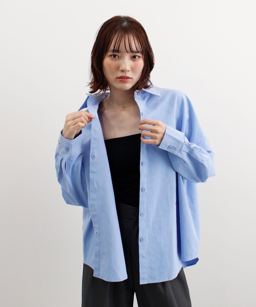 ABYS(アビス)の「袖と裾の刺繍がコーデのアクセントになる。 配色ロゴ刺繍オーバーサイズBIGシャツ(シャツ/ブラウス・レディース・ピンク/イエロー/ブルー・FREE)」の7枚目の写真