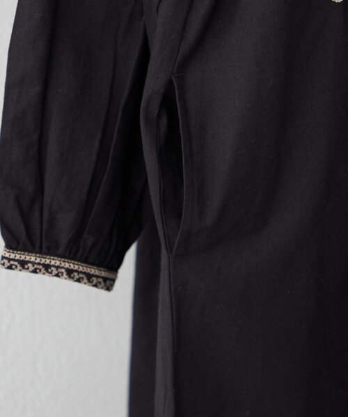 Remind me and forever（リマインドミーアンドフォーエバー）の「【India series】【nane】刺繍前開きワンピース（ワンピース・レディース・ブラック/アイボリー・FREE）」の3枚目の写真