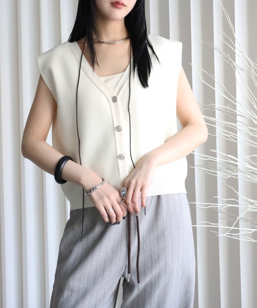 YENNA（イェンナ）の「【 2026 SS 新作 】ストラクチャードスリーブニットベスト（ベスト・レディース・アイボリー/ネイビー/ブラウン/ブラック・FREE）」の18枚目の写真