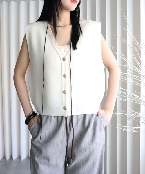YENNA（イェンナ）の「【 2026 SS 新作 】ストラクチャードスリーブニットベスト（ベスト・レディース・アイボリー/ネイビー/ブラウン/ブラック・FREE）」の19枚目の写真