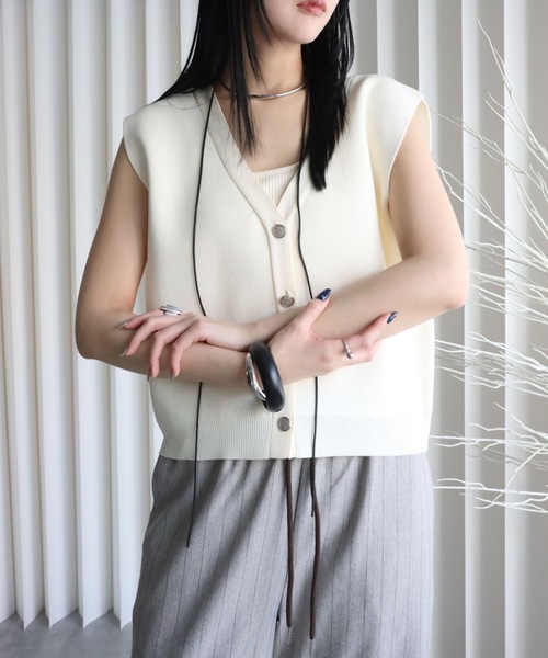 YENNA（イェンナ）の「【 2026 SS 新作 】ストラクチャードスリーブニットベスト（ベスト・レディース・アイボリー/ネイビー/ブラウン/ブラック・FREE）」の20枚目の写真
