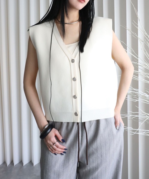 YENNA（イェンナ）の「【 2026 SS 新作 】ストラクチャードスリーブニットベスト（ベスト・レディース・アイボリー/ネイビー/ブラウン/ブラック・FREE）」の21枚目の写真