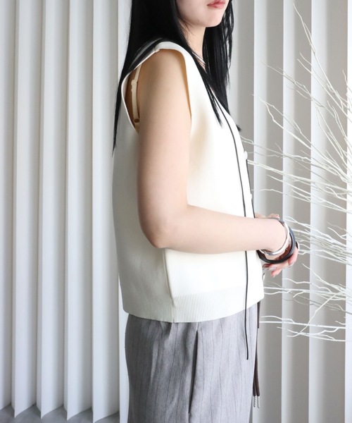 YENNA（イェンナ）の「【 2026 SS 新作 】ストラクチャードスリーブニットベスト（ベスト・レディース・アイボリー/ネイビー/ブラウン/ブラック・FREE）」の22枚目の写真