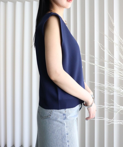 YENNA（イェンナ）の「【 2026 SS 新作 】ストラクチャードスリーブニットベスト（ベスト・レディース・アイボリー/ネイビー/ブラウン/ブラック・FREE）」の7枚目の写真