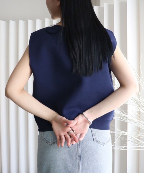 YENNA（イェンナ）の「【 2026 SS 新作 】ストラクチャードスリーブニットベスト（ベスト・レディース・アイボリー/ネイビー/ブラウン/ブラック・FREE）」の8枚目の写真